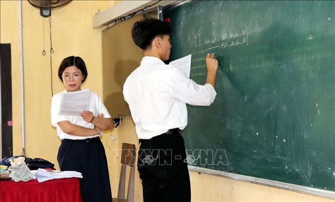 Chữa đề ôn tập tại trường THPT Trực Ninh (Trực Ninh, Nam Định).