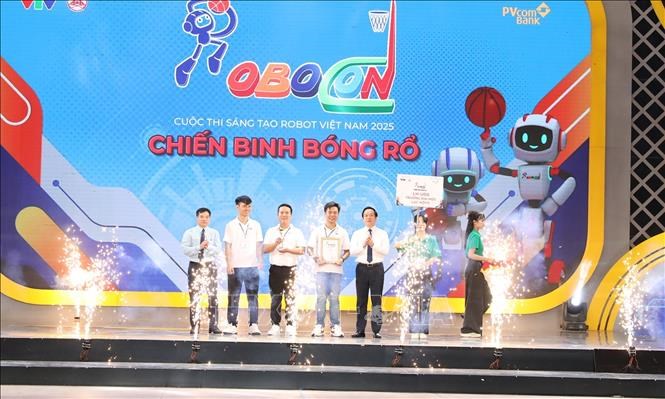 Ban Tổ chức trao giải Nhất cho đội LH-UDS Đại học Lạc Hồng.