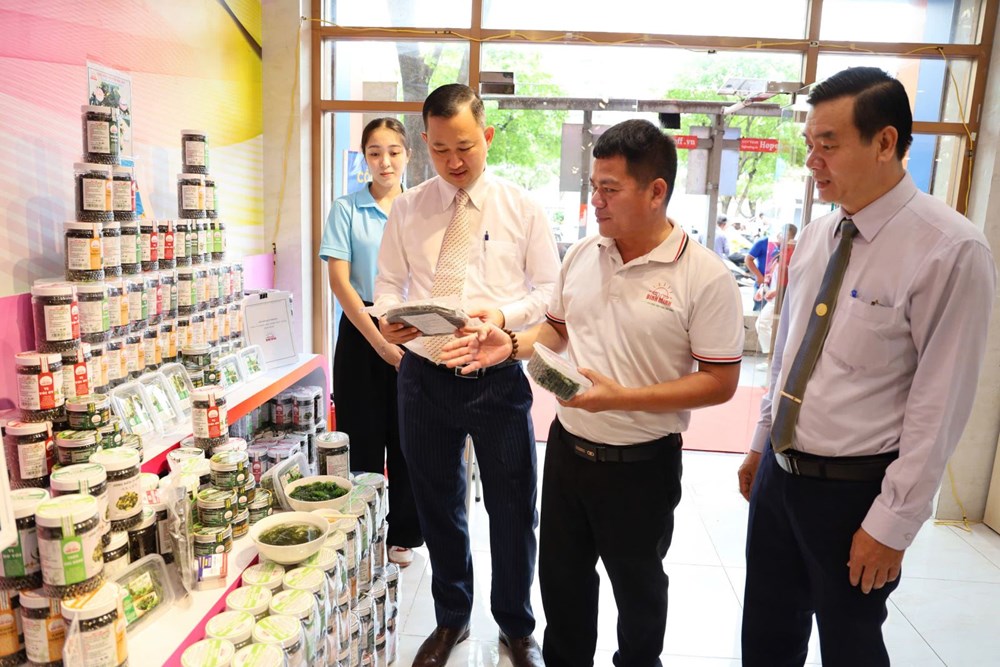 Các sản phẩm của tỉnh Ninh Thuận được giới thiệu đến đông đảo khách tham quan.