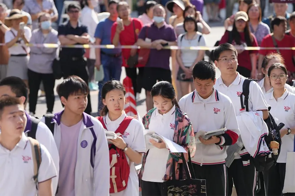 Học sinh Trung Quốc tham gia thi tuyển sinh đại học. Ảnh: XINHUA