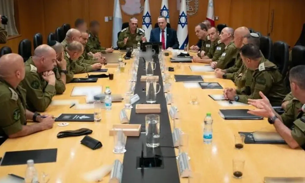 Ông Israel Katz, Bộ trưởng Bộ Quốc phòng Israel, họp với các tướng lĩnh của Lực lượng Phòng vệ Israel, ngày 13.6. Ảnh: DEFENSE MINISTRY
