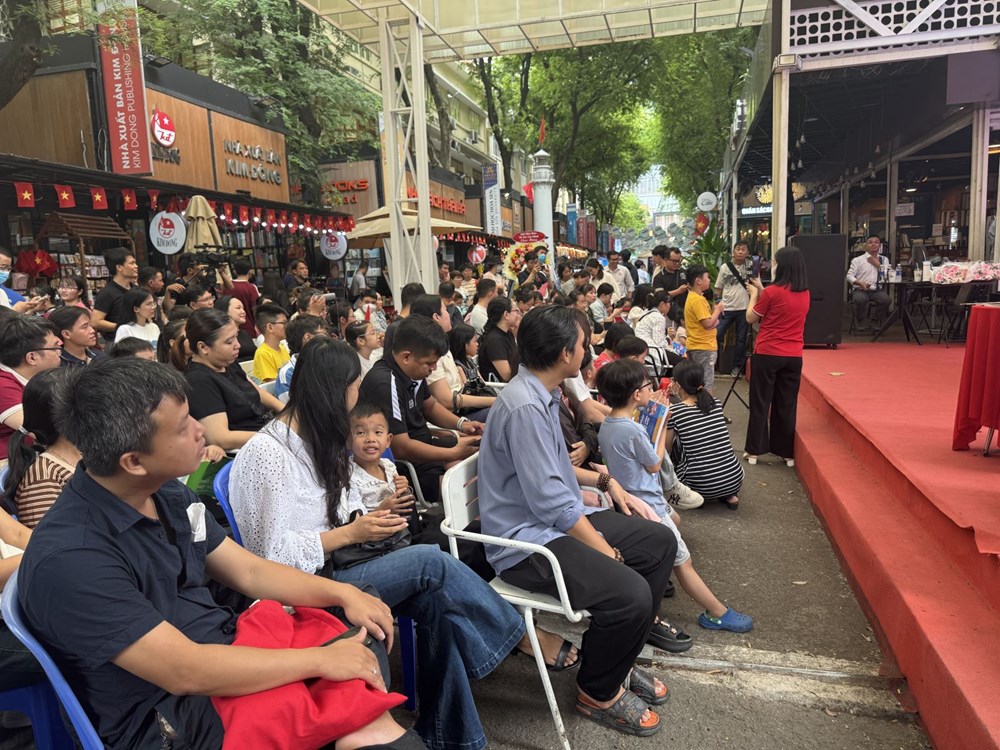 Nhiều tình huống thực tế được các em nhỏ quan tâm, trao đổi với các chuyên gia.