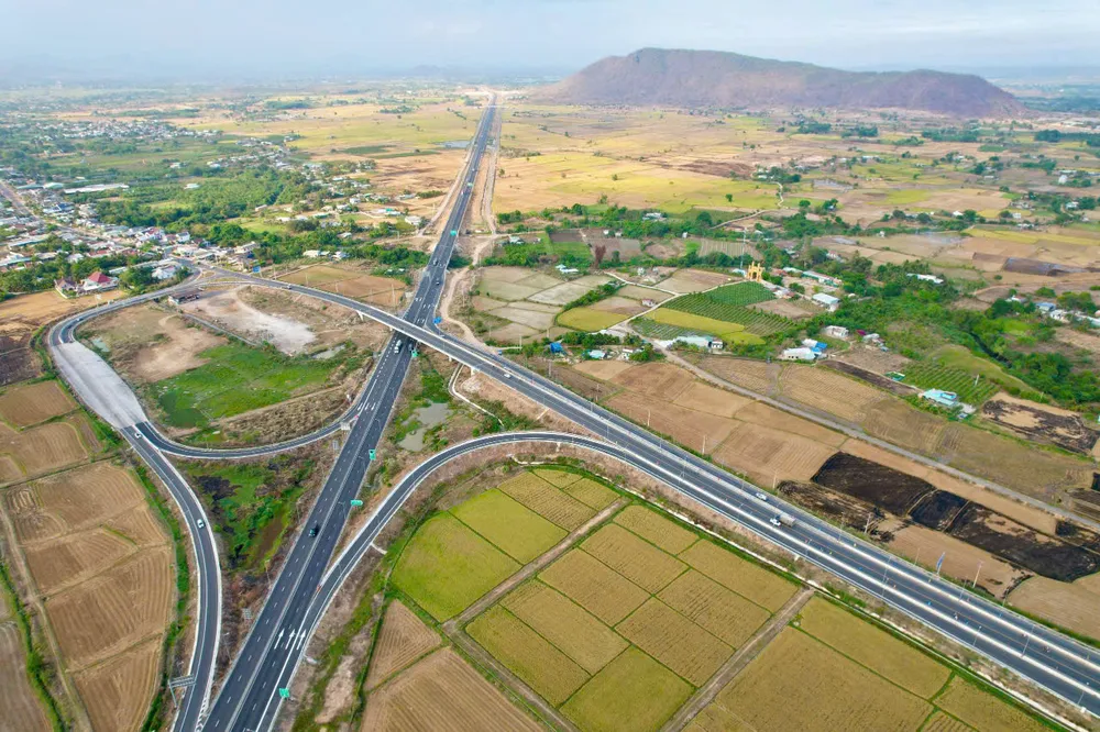 Toàn cảnh lối ra, vào nút giao Ma Lâm thuộc đường cao tốc Vĩnh Hảo - Phan Thiết