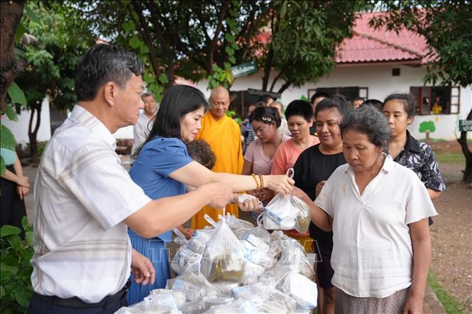 Đại sứ Nguyễn Minh Tâm phát những suất quà cho những người bệnh tại Trung tâm bảo trợ xã hội của Lào Ảnh: Đỗ Bá Thành/PV TTXVN tại Lào