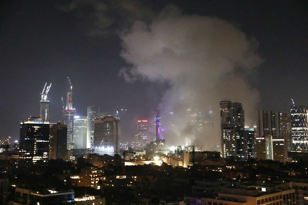 Khói bốc lên sau vụ không kích của Iran xuống Tel Aviv nhằm đáp trả các vụ tấn công của lực lượng Israel tối 13.6.2025. Ảnh: THX/TTXVN