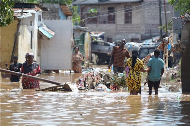Ngập lụt sau mưa lớn tại Kinshasa, CHDC Congo. Ảnh tư liệu: THX/TTXVN