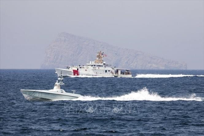 Tàu di chuyển tại Eo biển Hormuz. Ảnh tư liệu: IRNA/TTXVN