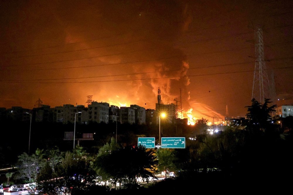 Khói lửa bốc lên từ một cơ sở khai thác dầu ở quận Shahran, thủ đô Tehran (Iran) sau khi trúng không kích của Israel. Ảnh: Anadolu Agency/TTXVN