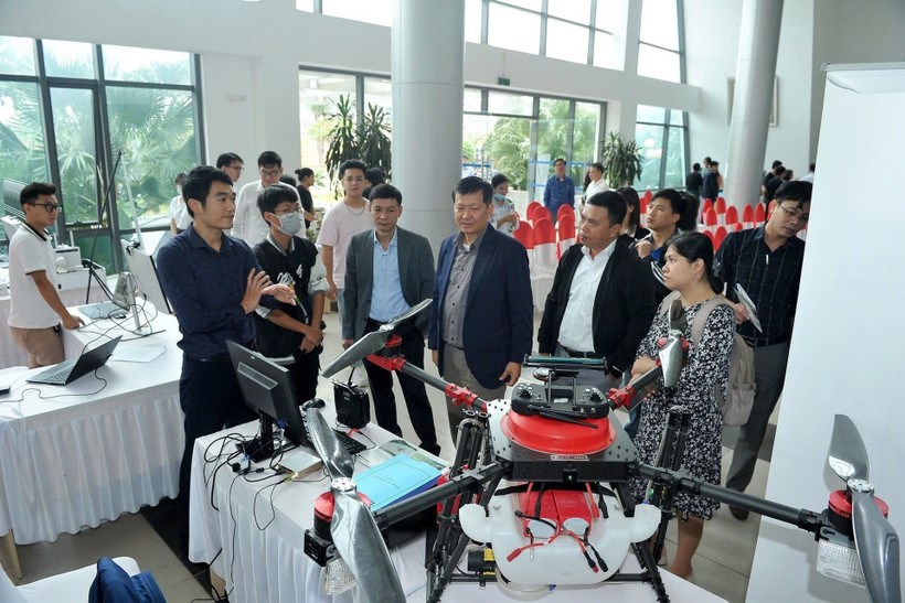 Giới thiệu sản phẩm công nghệ cao tại sự kiện kết nối cung, cầu công nghệ ở Khu công nghệ cao Hòa Lạc. (Ảnh: ĐĂNG KHOA)