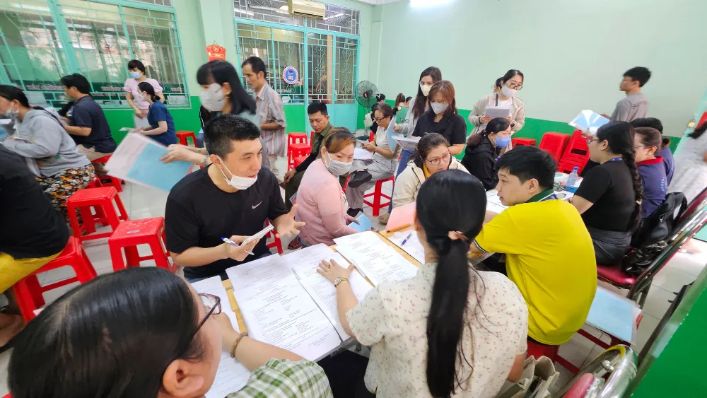 Phụ huynh nộp hồ sơ cho con vào lớp 6, Trường THCS Kim Đồng (quận 5). Ảnh: THANH NHÀN