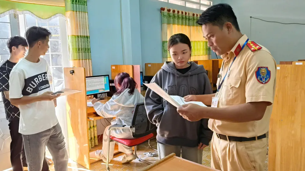 Lực lượng CSGT kiểm tra các thủ tục trước khi thí sinh tham gia kỳ sát hạch