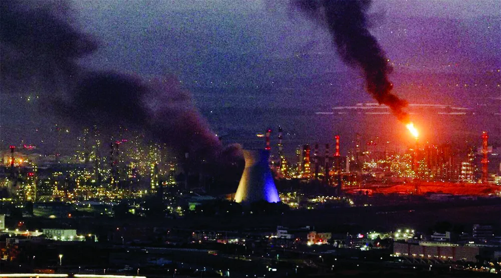 Khói bốc lên trên bầu trời thành phố Haifa của Israel. Ảnh: Al Monitor