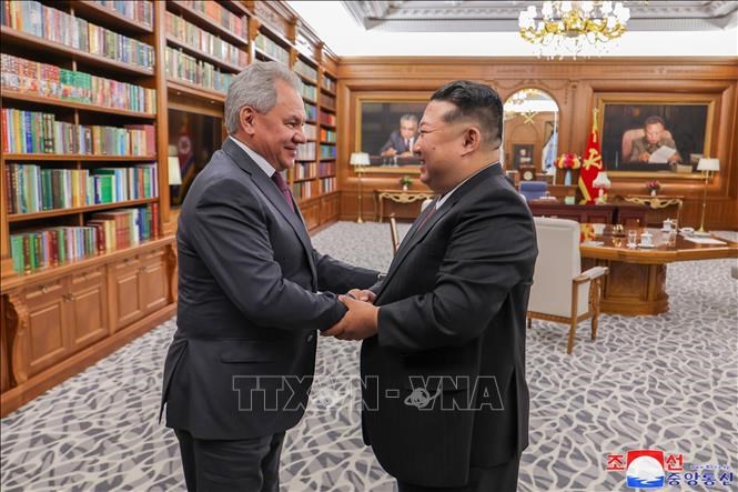 Thư ký Hội đồng An ninh Nga Sergei Shoigu (trái) và nhà lãnh đạo Triều Tiên Kim Jong Un tại cuộc gặp ở Bình Nhưỡng ngày 04.06.2025. Ảnh: Yonhap/TTXVN