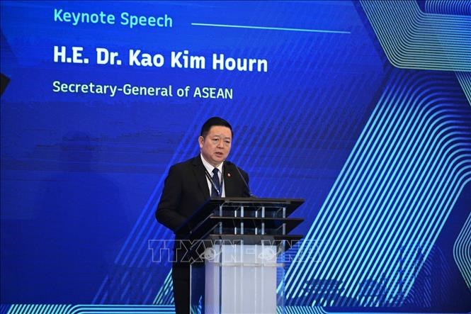 Tổng Thư ký ASEAN Kao Kim Hourn phát biểu tại Diễn đàn.
