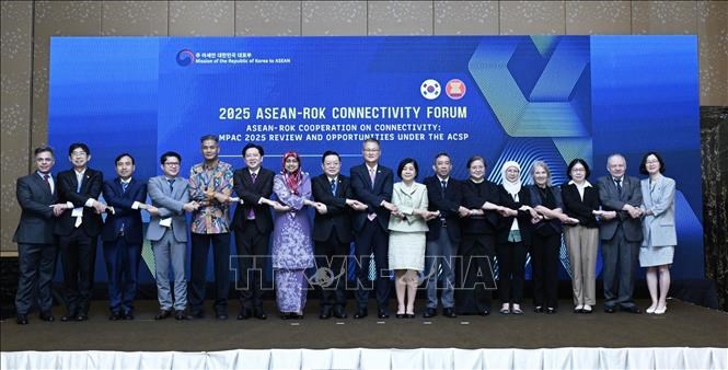 Các Đại sứ Phái đoàn các nước ASEAN và các diễn giả tại Diễn đàn.