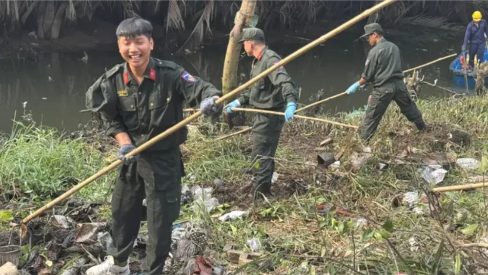 Dọn dẹp vệ sinh sạch sẽ để phòng chống bệnh sốt xuất huyết. Ảnh minh họa