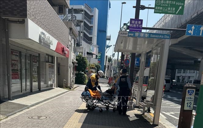 Một trường hợp phải cấp cứu nghi do say nắng tại thủ đô Tokyo. Ảnh: Phạm Tuân/TTXVN