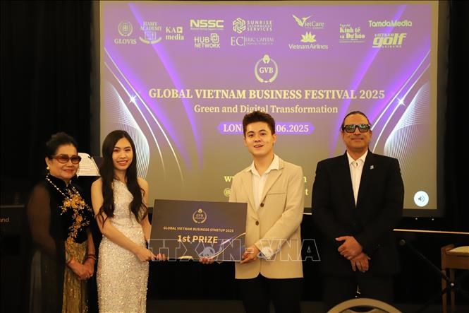 Giải Nhất cuộc thi GVB Start-up 2025 được trao cho đội Straw Wood, với dự án sản<br>xuất vật liệu cách nhiệt từ rơm. Ảnh: Hữu Tiến/TTXVN