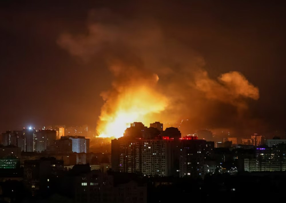 Máy bay không người lái nổ trong cuộc tấn công Ukraine của Nga, ngày 17.6.2025.\nẢnh: REUTERS\