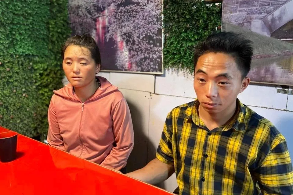 Anh Giàng Hồ và chị Cư Mủa bị chặt chém tiền taxi và xe ôm khi xuống Hà Nội thăm người bệnh