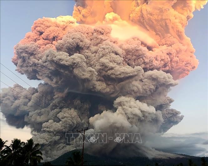 Tro bụi phun lên từ núi lửa Lewotobi Laki-laki ở Đông Flores, tỉnh Đông Nusa Tenggara, Indonesia, ngày 17.6.2025. Ảnh: THX/TTXVN