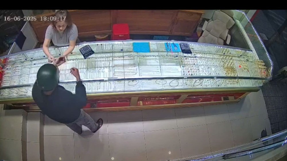 Camara an ninh ghi lại cảnh Hùng giả vờ mua vàng.