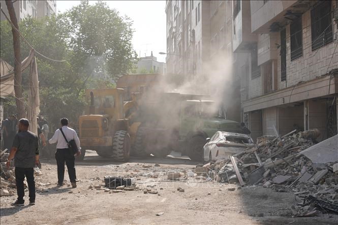 Các tòa nhà bị phá hủy sau cuộc không kích của Israel tại Tehran, Iran. Ảnh: THX/TTXVN
