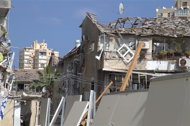 Khu dân cư ở Bat Yam, gần Tel Aviv (Israel) bị trúng tên lửa ngày 14.6, gây thiệt hại nặng nề với 9 người thiệt mạng và gần 200 người bị thương. Ảnh: Thanh Bình - PV TTXVN tại Israel