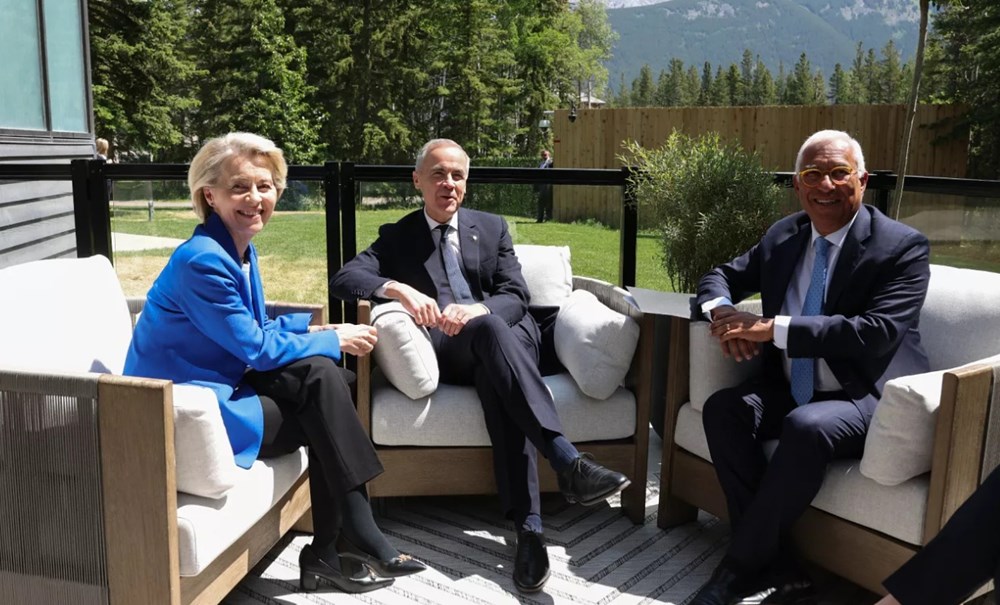 Chủ tịch Ủy ban châu Âu Ursula von der Leyen (bên trái), Thủ tướng Canada Justin Trudeau (giữa) và Chủ tịch Hội đồng châu Âu Antonio Costa (bên phải) gặp mặt bên lề Hội nghị Thượng đỉnh G7 tại Canada. Ảnh: Euronews.