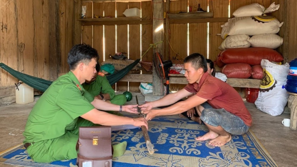 Người dân tự nguyện giao nộp vũ khí tự chế cho cơ quan Công an.