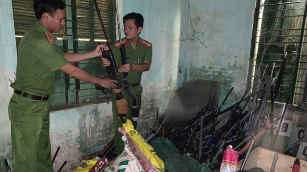 Không chỉ vũ khí, nhiều vật liệu nổ, công cụ hỗ trợ cũng được Công an tỉnh Phú Yên tích cực vận động thu hồi.