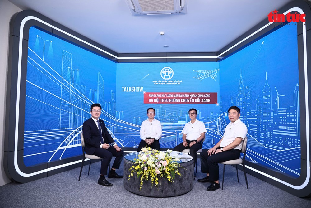 Các chuyên gia, nhà quản lý hàng đầu về VTHKCC của Hà Nội chia sẻ tại Toạ đàm do Trung tâm truyền thông, dữ liệu và công nghệ số TP Hà Nội tổ chức.