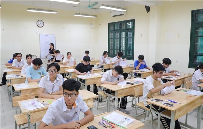 Thí sinh tại điểm Trường THPT Thăng Long (quận Hai Bà Trưng) chuẩn bị làm bài\nthi môn Toán, sáng 08.06.2025. Ảnh: Khánh Hoà/TTXVN