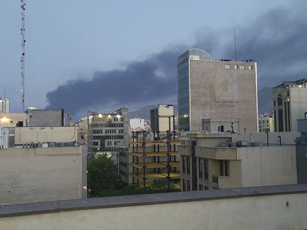 Khói bốc lên sau một vụ nổ tại Tehran, Iran ngày 15.6.2025. Ảnh: THX/TTXVN