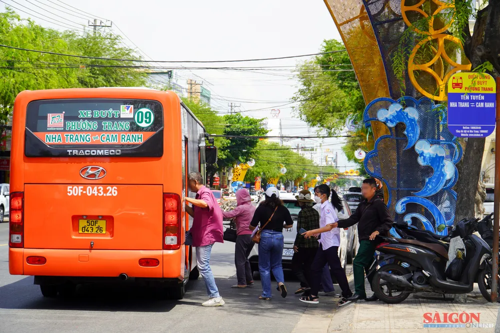 Người dân đón xe buýt ở TP Nha Trang, tỉnh Khánh Hòa. Ảnh: HIẾU GIANG