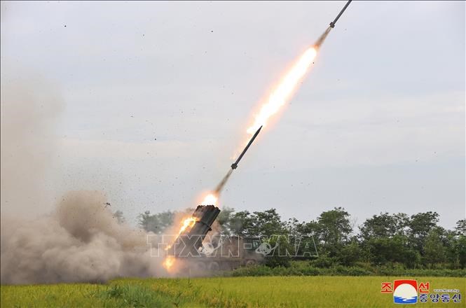 Triều Tiên thử nghiệm hệ thống phóng rocket đa nòng (MRLS) 240 mm nâng cấp, ngày\n27.8.2024. Ảnh tư liệu: Yonhap/TTXVN