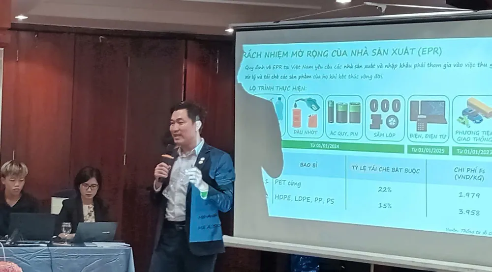 Ông Lê Anh, Giám đốc phát triển bền vững, Công ty CP Nhựa tái chế Duy Tân chia sẻ thông tin tại hội thảo. Ảnh: MINH HẢI