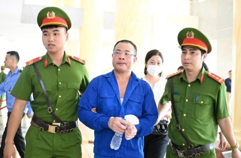 Bị cáo Nghiêm Quang Minh bị dẫn giải ra tòa chiều 19.6.