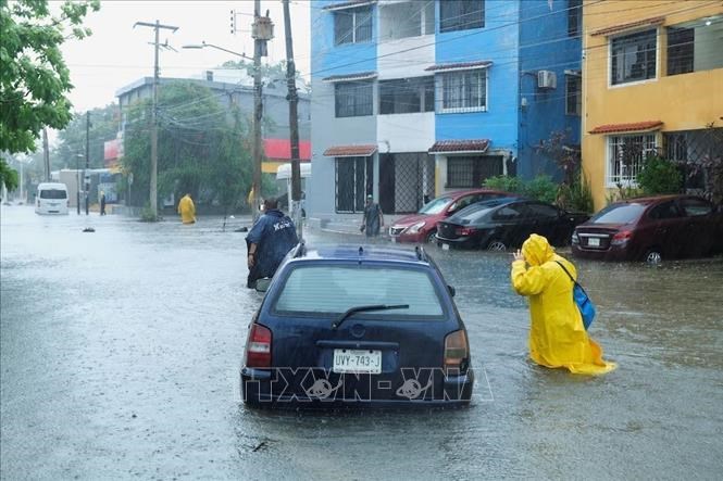 Mưa lớn gây ngập lụt khi bão đổ bộ vào Cancun, Mexico ngày 25.9.2024. Ảnh minh họa: REUTERS/TTXVN
