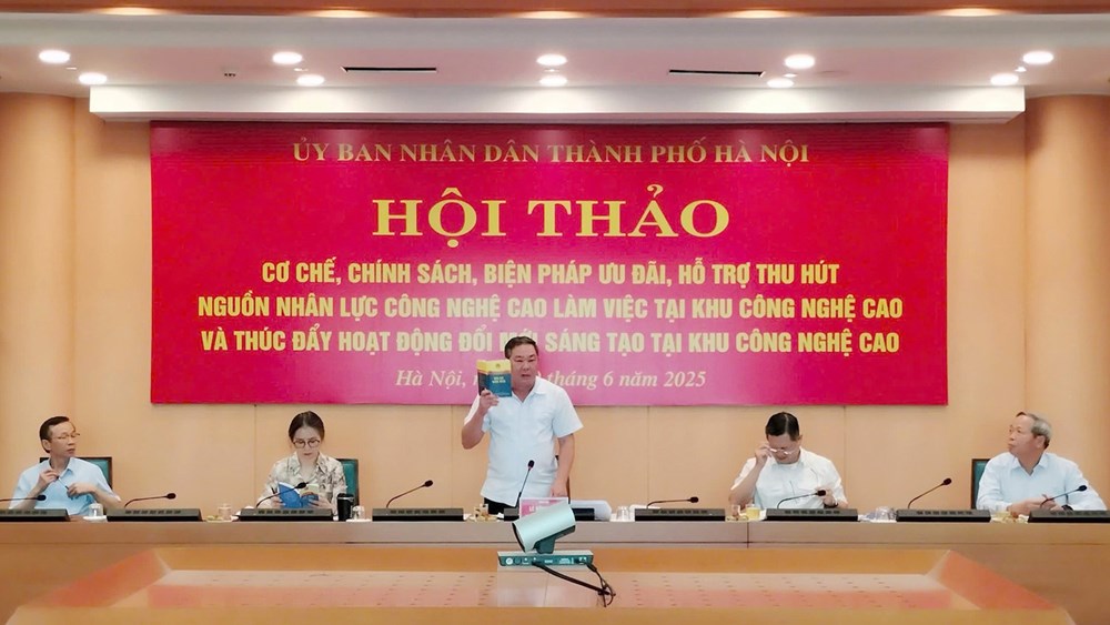 Ông Lê Hồng Sơn, Phó Chủ tịch thường trực UBND Thành phố Hà Nội phát biểu tại Hội thảo.