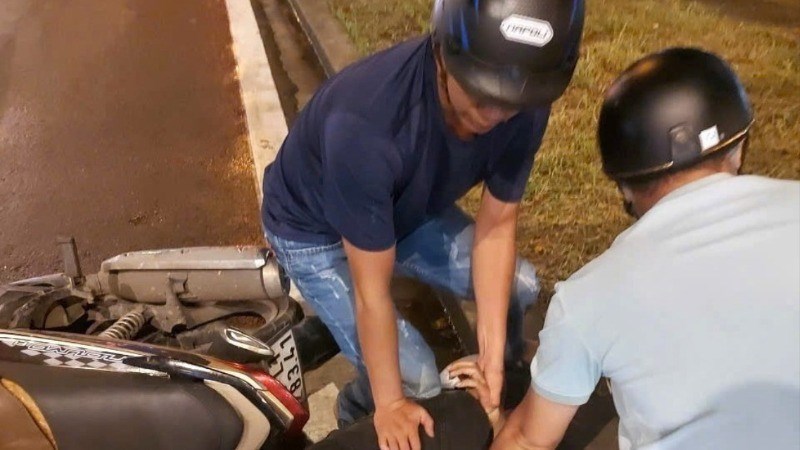 Các trinh sát bắt nghi can Nguyễn Minh Phúc khi đang lẩn trốn tại Thành phố Hồ Chí Minh.