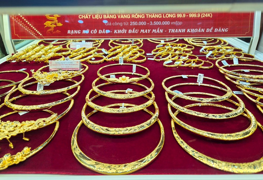 Cuối tuần, giá vàng SJC tăng 300.000 đồng lượng. Ảnh: H.T