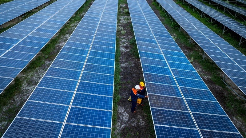Công nhân bảo trì tấm pin mặt trời tại trang trại điện mặt trời Phong Phú (Solarcom). (Ảnh: GIZ)