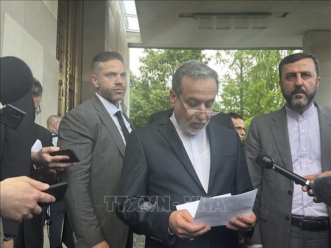 Ngoại trưởng Iran Abbas Araghchi (giữa) trả lời phỏng vấn báo chí sau cuộc gặp những người đồng cấp Anh, Pháp, Đức và đại diện cấp cao EU tại Geneva, Thuỵ Sĩ ngày 21.6.2025. Ảnh: THX/TTXVN