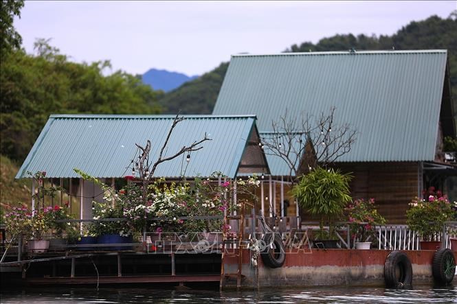 Homstay phục vụ du khách khi đến thăm quan hồ Hòa Bình. Ảnh: Trọng Đạt/TTXVN.