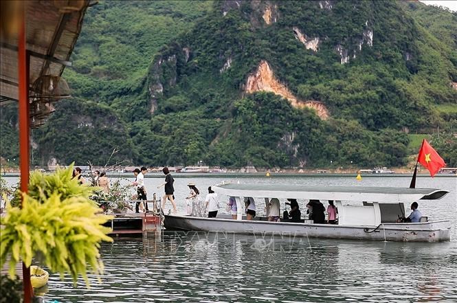 Du khách thăm quan lòng hồ Hòa Bình. Ảnh: Trọng Đạt/TTXVN.