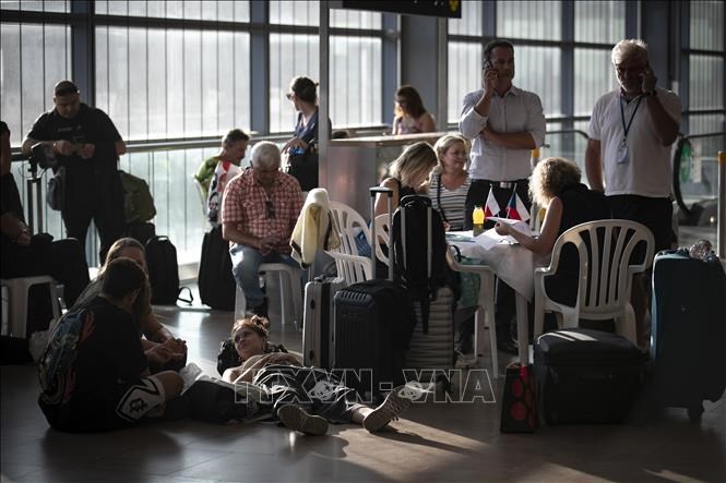 Hành khách tại sân bay quốc tế Ben Gurion gần Tel Aviv, Israel. Ảnh: THX/TTXVN