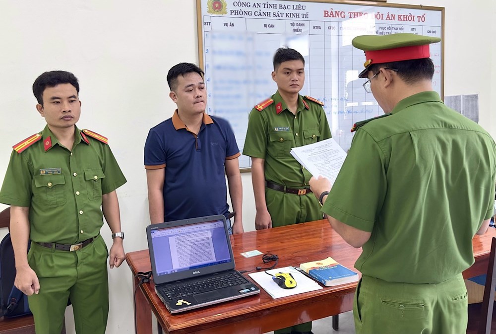 Cơ quan Cảnh sát điều tra Công an tỉnh Bạc Liêu tống đạt quyết định khởi tố bị can Huỳnh Đức Đạt. (Ảnh: TRỌNG NGUYỄN)