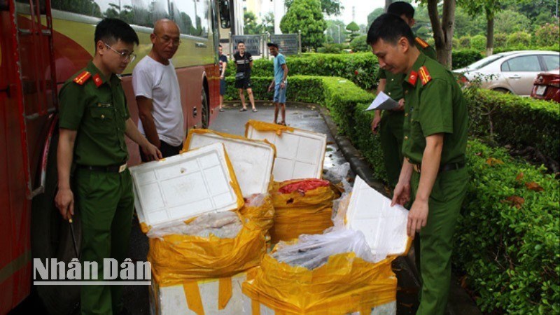 476kg nội tạng và các sản phẩm của động vật không rõ nguồn gốc được phát hiện trên xe khách biển kiểm soát 25F-002.09.