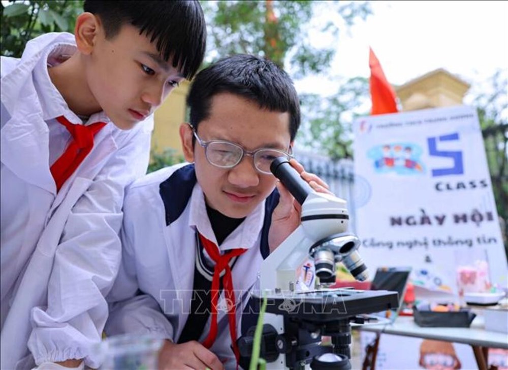 Học sinh Hà Nội trải nghiệm tại Ngày hội công nghệ thông tin. Ảnh tư liệu: Thanh Tùng/TTXVN